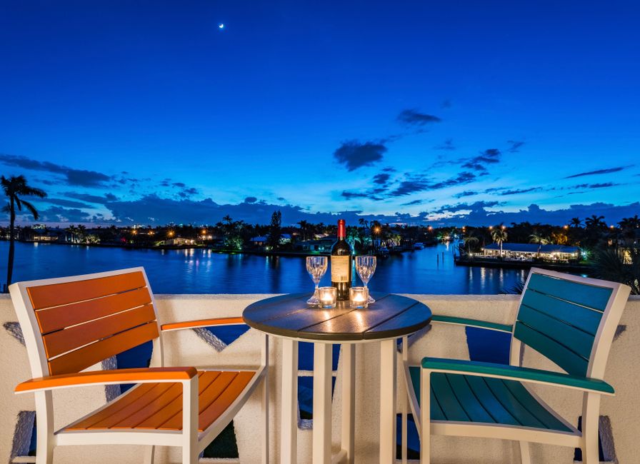 Lakeside dining table with sunset views - Edgewater dining options Lakeside dining table with sunset views - Edgewater dining options