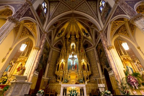 Free A richly decorated altar in a gothic-style Catholic church with golden ornamentation. Stock Photo