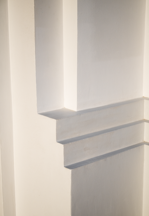 Free Abstract geometric design of a white wall with shadows and lines creating a minimalist aesthetic. Stock Photo