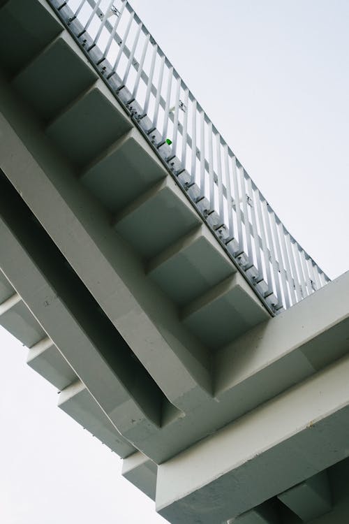 Foto profissional grátis de debaixo da ponte, espaço, tiro vertical