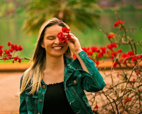 คลังภาพถ่ายฟรี ของ ดอกไม้สีแดง, ผู้หญิง, ภาพพอร์ตเทรต