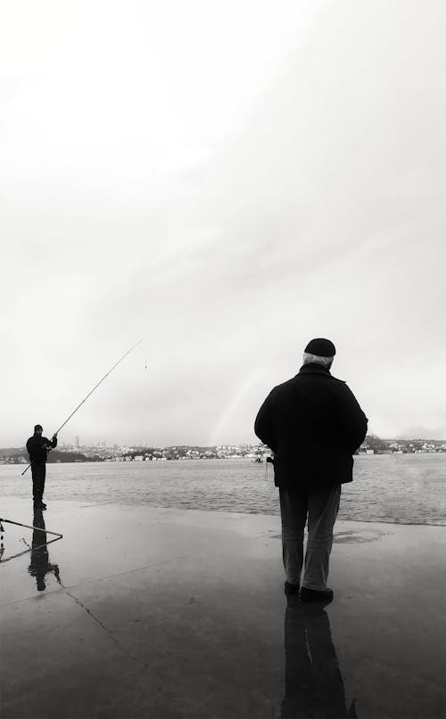 Ilmainen kuvapankkikuva tunnisteilla harmaasävyt, hiekkaranta, kalastaja