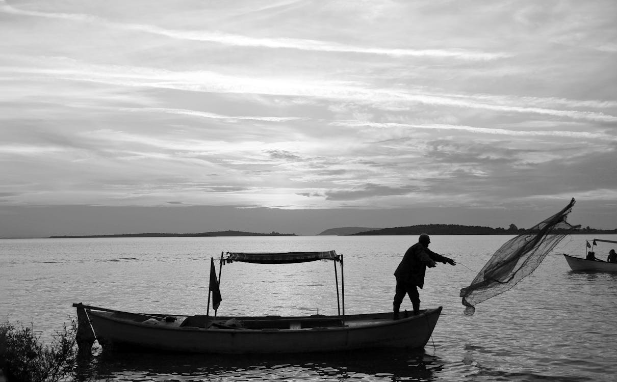 Δωρεάν στοκ φωτογραφιών με ασπρόμαυρο, βάρκα, δίχτυ ψαρέματος