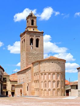 Stunning view of a historic Gothic bell tower and church in Arévalo, Spain under a bright blue sky.