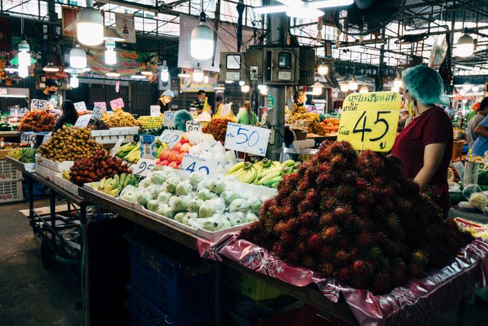 แผงผลไม้สดในตลาดไทย