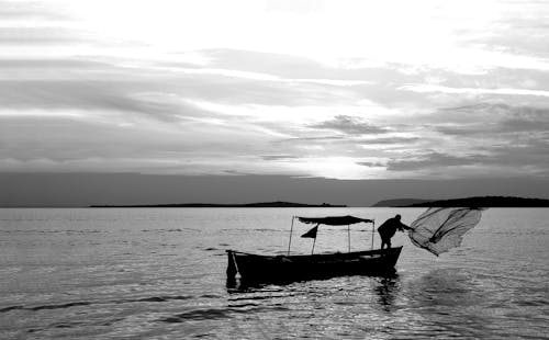 Foto profissional grátis de barco de pesca, embarcação, escala de cinza