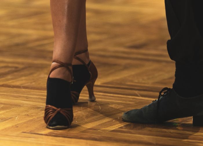 Online dating: starting a conversation on a niche platform