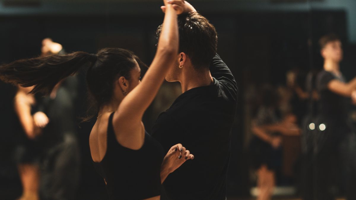 Techniques avancées de salsa portoricaine pour les danseurs intermédiaires