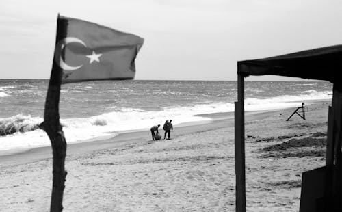 Foto profissional grátis de à beira-mar, areia, bandeira turca