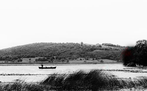 Fotobanka s bezplatnými fotkami na tému čierny a biely, kopec, loď