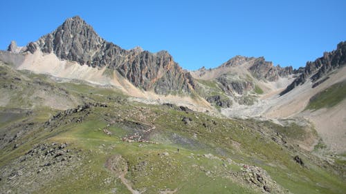 Fotos de stock gratuitas de belleza, cerros, cielo azul