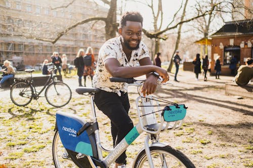 Kostnadsfria Kostnadsfri bild av afroamerikansk man, cykel, leende Stock foto
