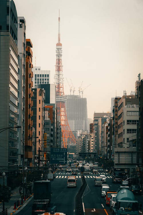 бесплатная Токийская башня и вид на оживленную улицу Стоковое фото