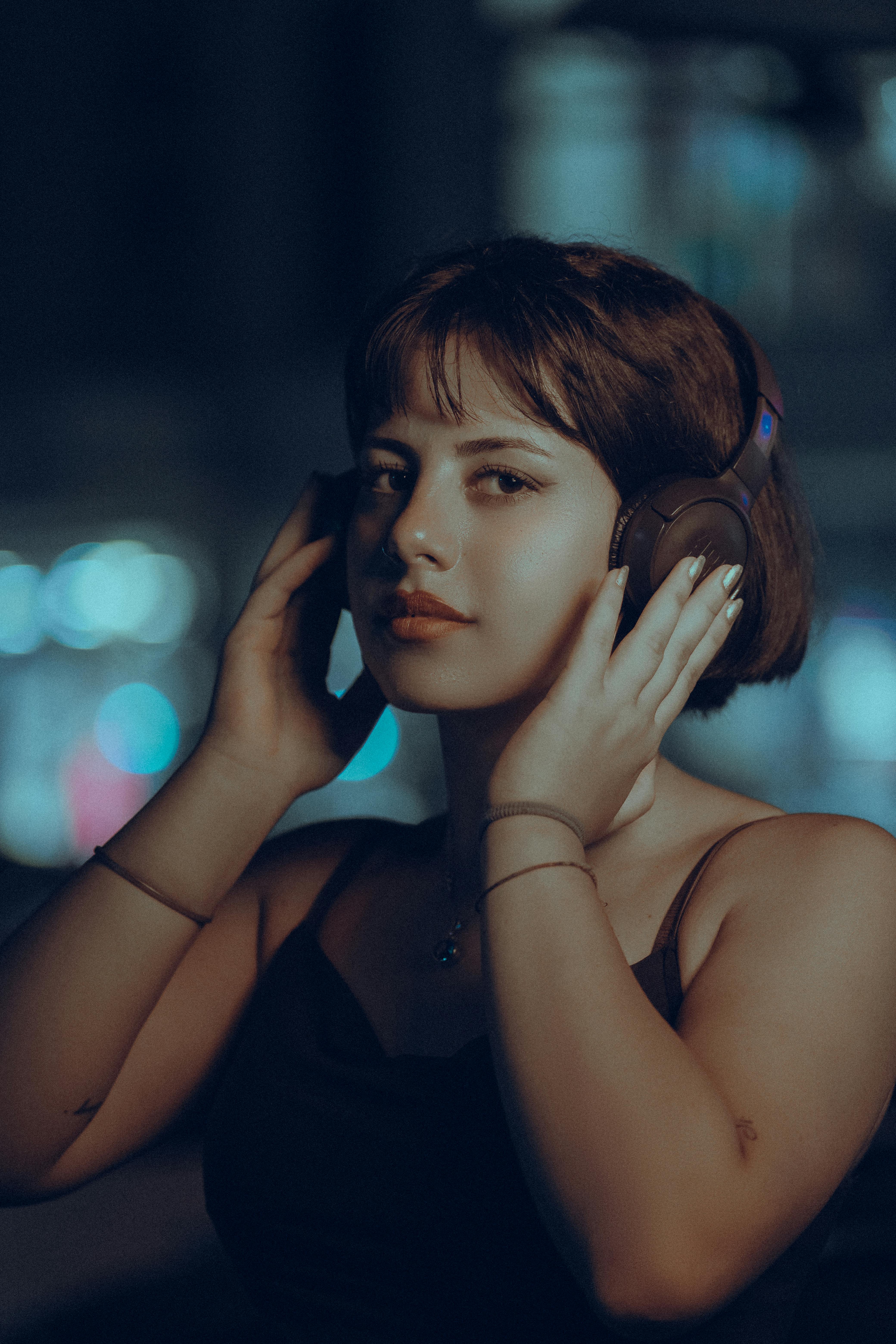 bezplatná Základová fotografie zdarma na téma bezdrátové sluchátka, bokeh, černé šaty Základová fotografie