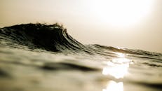 智利叶尔巴斯岛日落时迷人的海浪海景