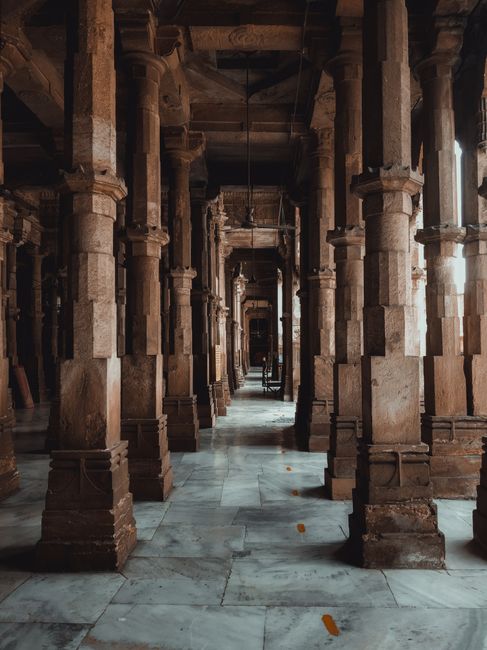 Intricate stone pillars in Jama Masjid, Ahmedabad, showcasing Islamic architecture.