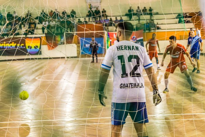 Ação de futsal em quadra coberta