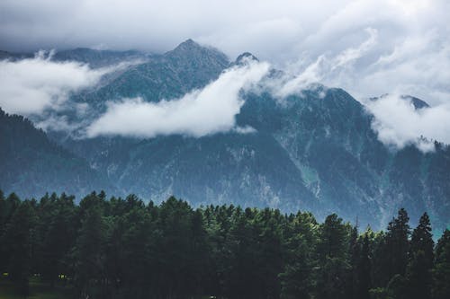 beyaz bulutlar, çevre, dağ içeren Ücretsiz stok fotoğraf
