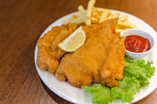 Carne Fritta Con Patatine Fritte E Salsa Di Ketchup Sulla Piastra