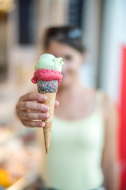 免费 冰淇淋在圆锥照片上的浅焦点 素材图片