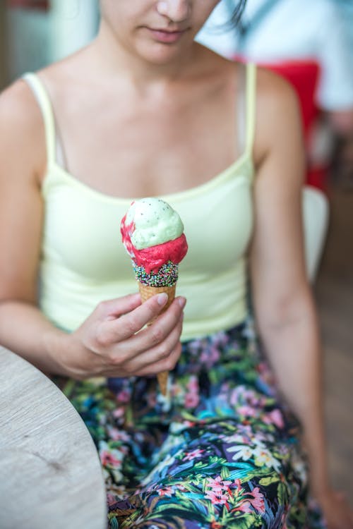 免費 女人控股冰淇淋 圖庫相片