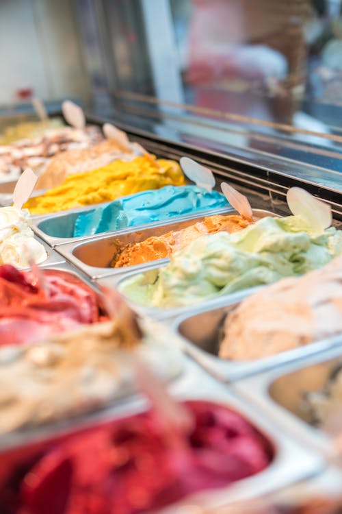 디스플레이 선반 선택적 초점 사진의 모듬 맛 아이스크림