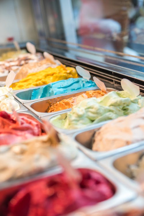 Helado De Varios Sabores En El Estante De Exhibición Fotografía Con Enfoque Selectivo