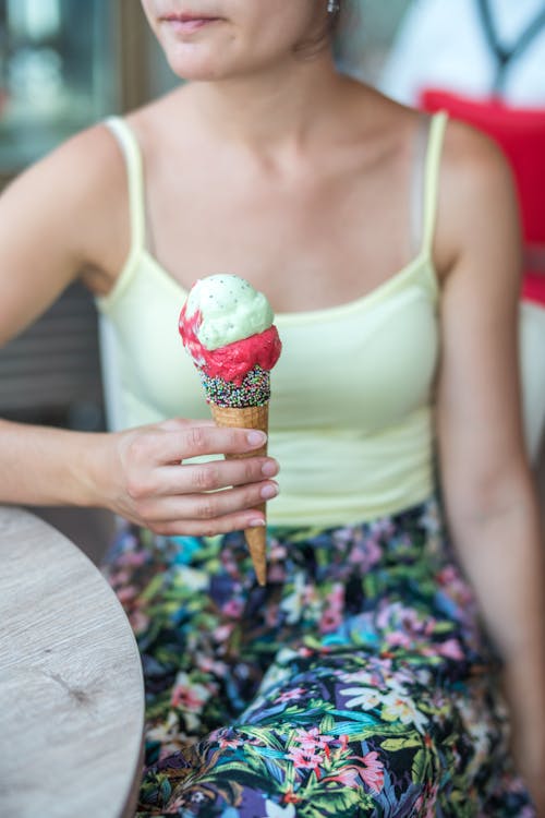 Mujer Sosteniendo Helado