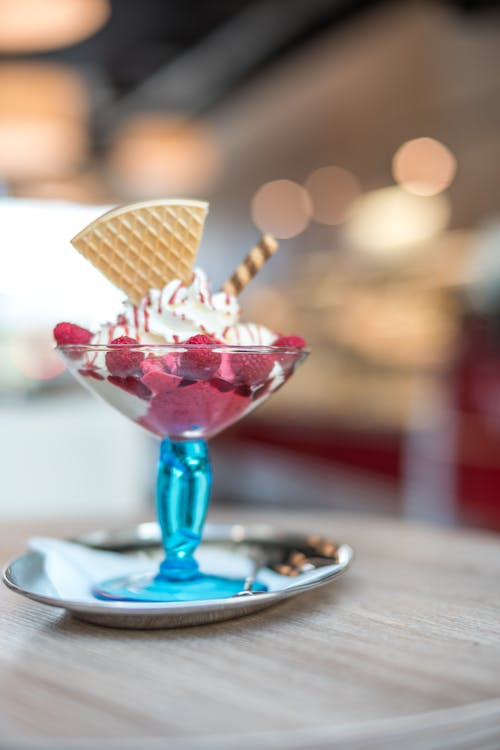 Селективная фотография клубничного мороженого с печеньем