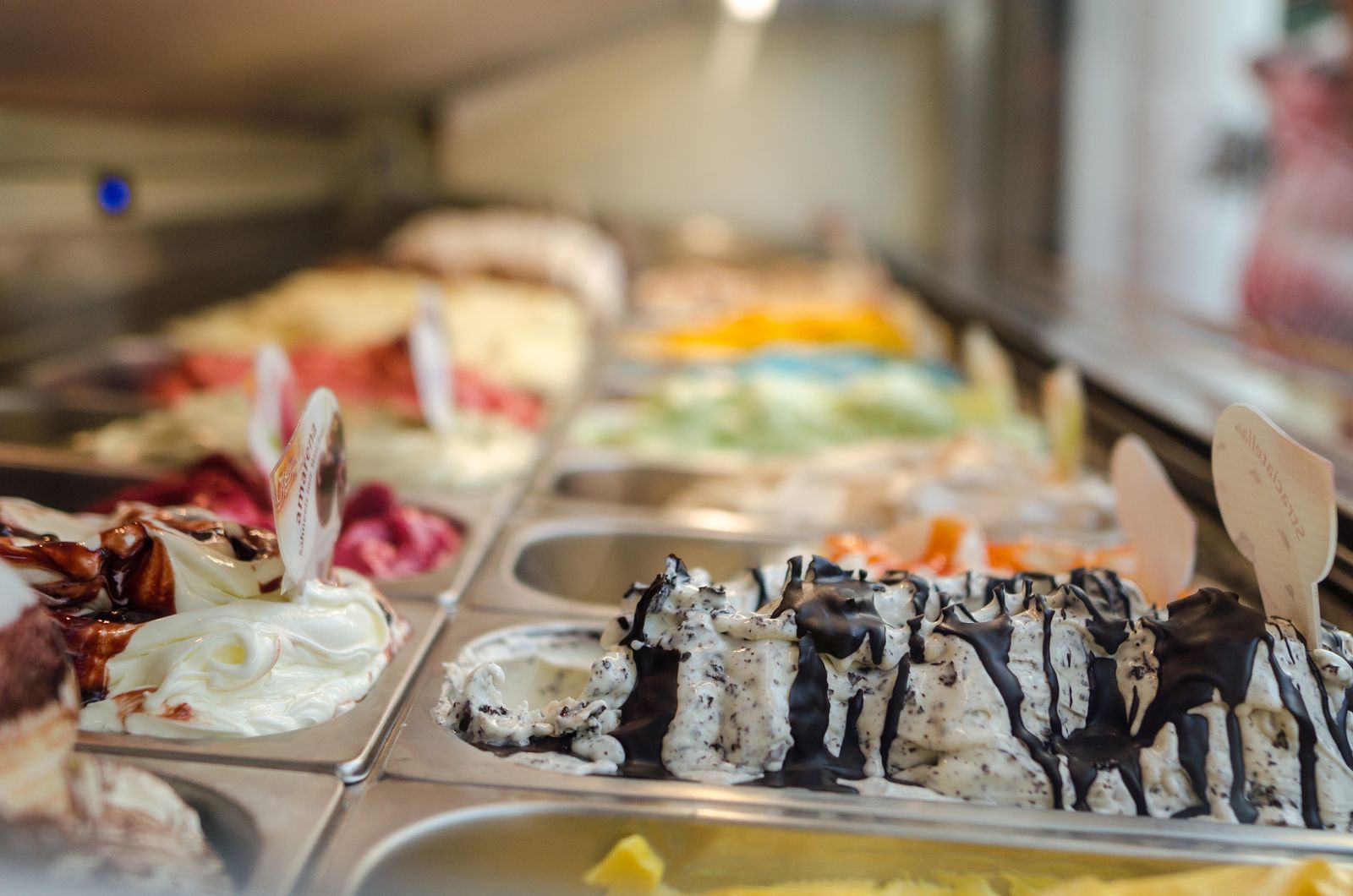 Boules de glace colorées présentées au comptoir du glacier