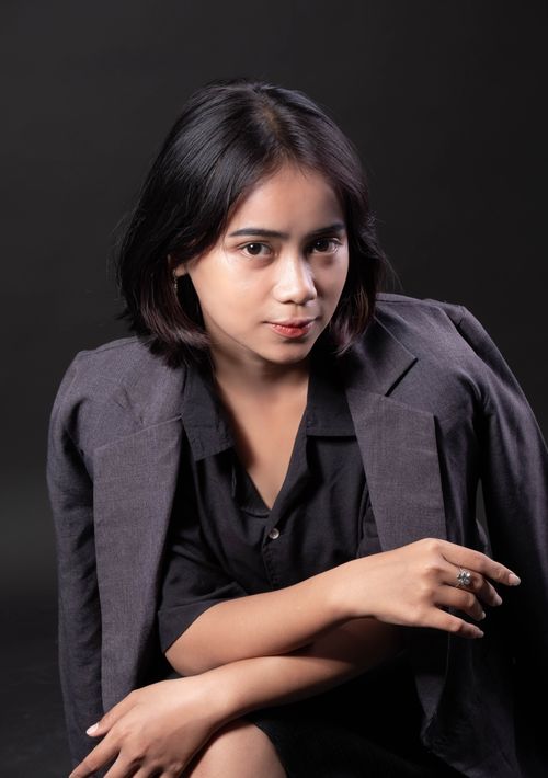 Free Studio shot of a confident woman wearing a blazer, perfect for business themes. Stock Photo