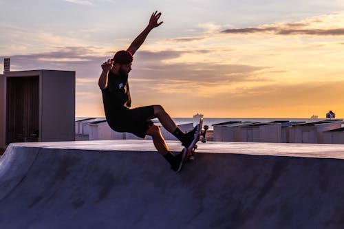 Kostnadsfri bild av dramatisk himmel, orange himmel, skateboard