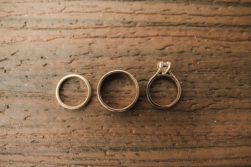 Gratis Fotos de stock gratuitas de anillo de compromiso, anillo de diamantes, anillo de oro Foto de stock