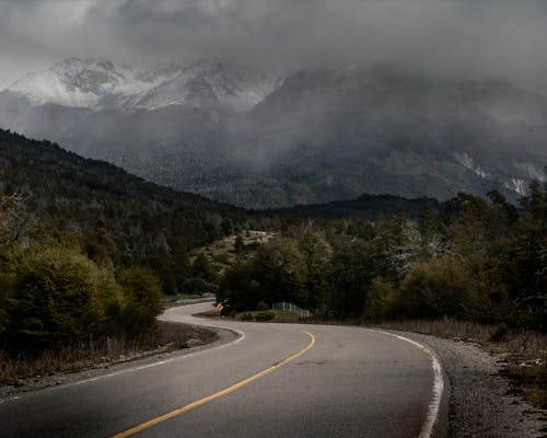 Δωρεάν στοκ φωτογραφιών με άδειο δρόμο, βουνά, κυρτός Φωτογραφία από στοκ φωτογραφιών