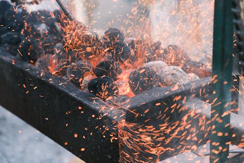 Foto profissional grátis de ardente, carvão, fagulhas