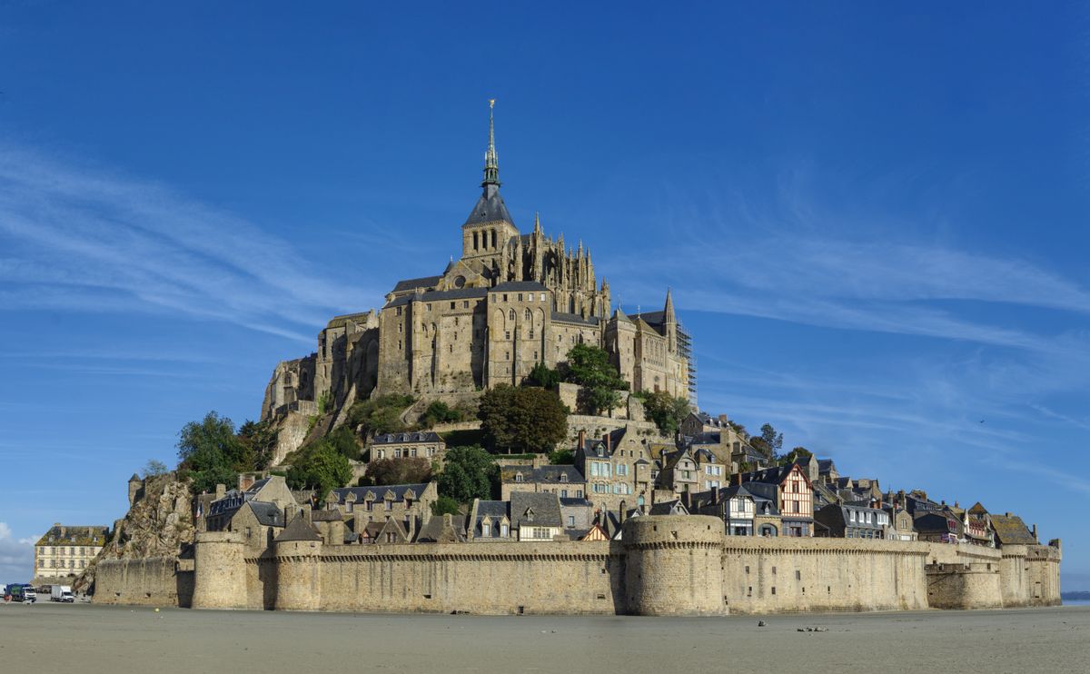 Mont Saint-Michel văzut din golf, cu zidurile și abația