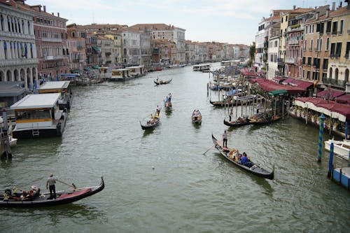 Fotobanka s bezplatnými fotkami na tému budovy, člny, gondola