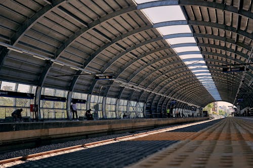 Бесплатное стоковое фото с пассажиры, платформа железнодорожного вокзала, современная архитектура