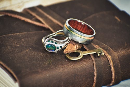 Anillo Plateado Sobre Textil Negro