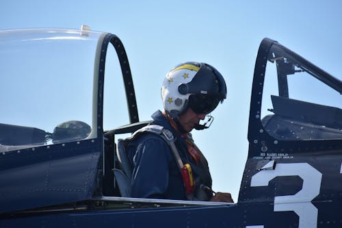 Kostenloses Stock Foto zu cockpit, flugzeug, helm