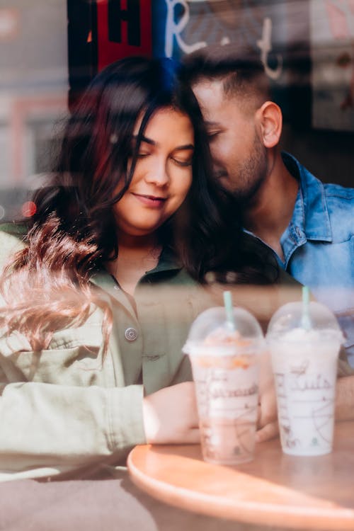 Foto profissional grátis de afeição, amor, através da janela