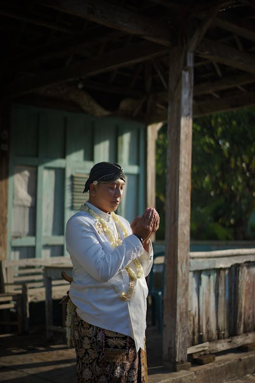 Foto profissional grátis de budista, chapéu, de pé