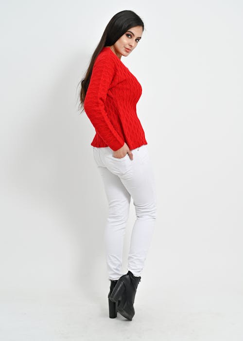 Darmowe zdjęcie z galerii z białe tło, brunetka, czerwony sweter