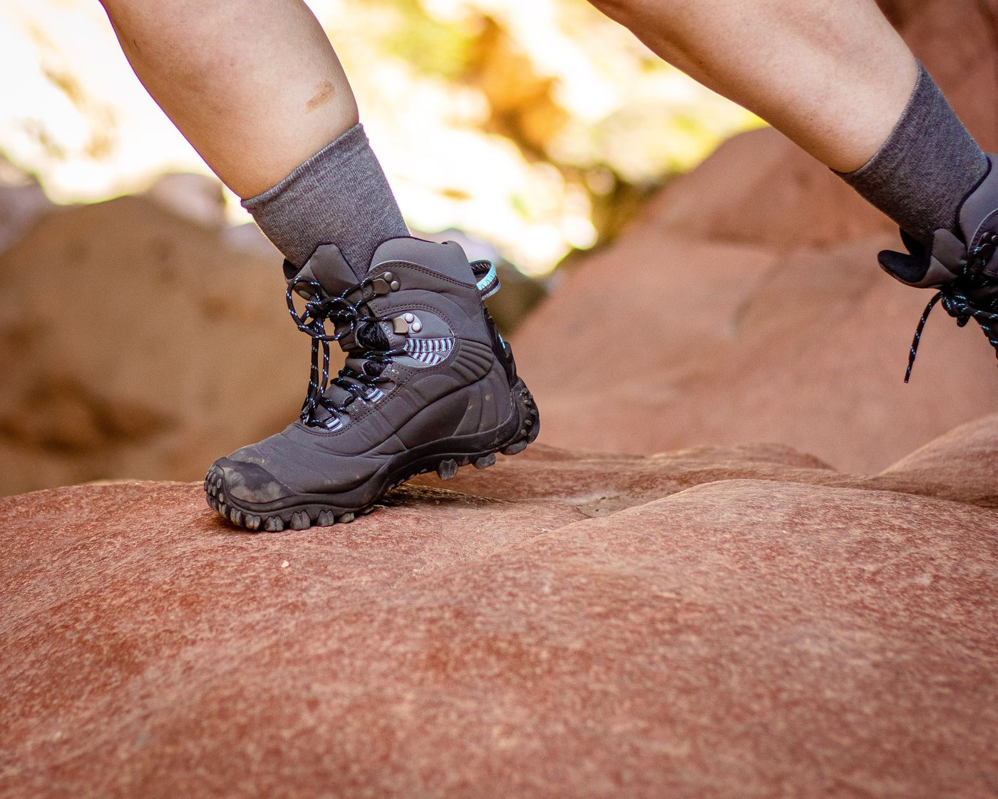 Hiking bakancs sziklás terepen