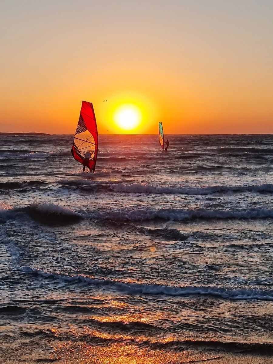 Sailing downwind on the waves