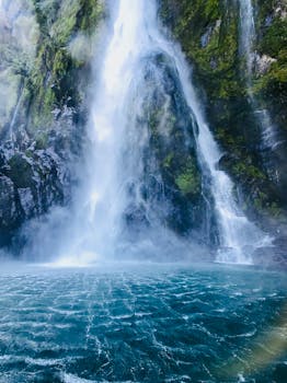 在新西兰南部，一个令人惊叹的瀑布级联到一个绿松石池中