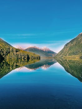 新西兰南岛的原始湖泊上，倒映着令人惊叹的山脉