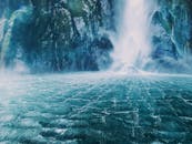 强大的瀑布倾泻入新西兰峡湾的碧绿水域