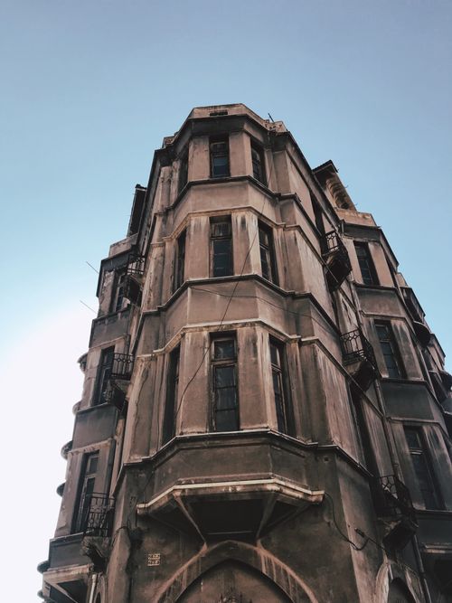 Free Low-angle shot of an old building facade with blue sky in Turkey. Stock Photo