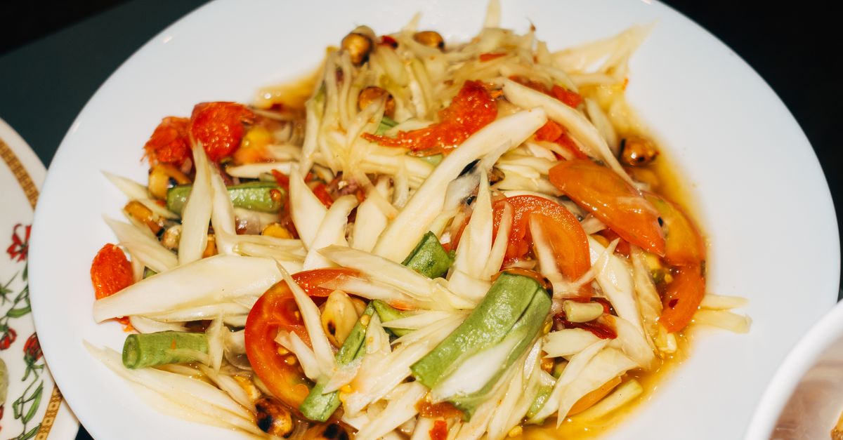 Thai Green Papaya Salad (Som Tam)